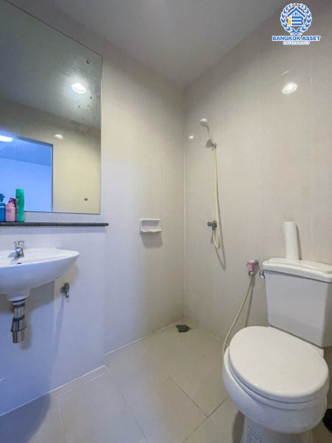 *****ทาวน์เฮ้าส์มือสองย่านนนทบุรี ม.โมดิวิลล่า บางบัวทอง เนื้อที่ 23.8 ตร.ว. ฟังก์ชัน 3 ห้องนอน 2 ห้องน้ำ 2 ที่จอดรถ แถมฟรี! 2 เครื่องปรับอากาศ 1 เครื่องทำน้ำอุ่น 1 เครื่องดูดควัน พร้อมอยู่ บนทำเลติดถนนกาญจนาฯ ใกล้เซ็นทรัลเวสต์เกต และรถไฟฟ้าสายสีม่วง "สถานีคลองบางไผ่"